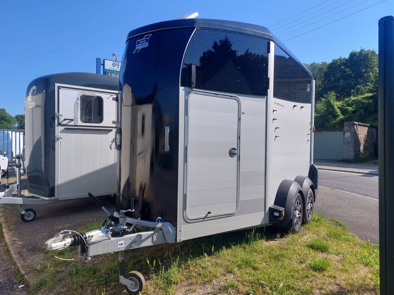 Remolque Caballos Furgoneta HBX511, espaciosa caravana para dos caballos (2019)